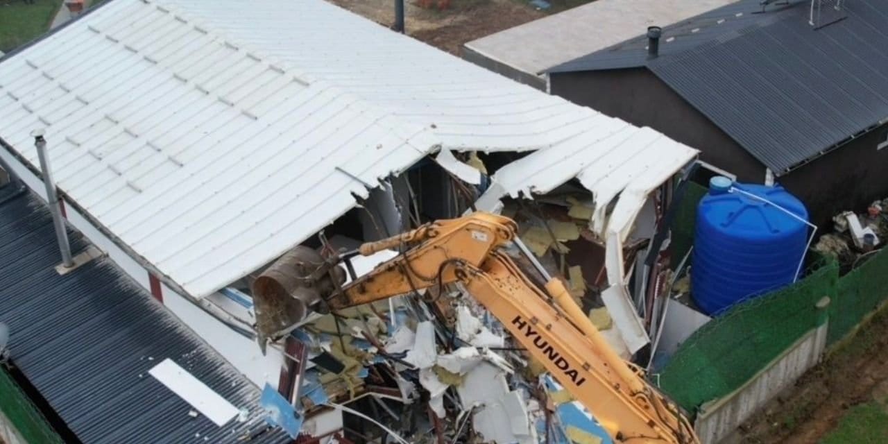 Sinem Çeşim cinayetinin yaşandığı villa yıkıldı