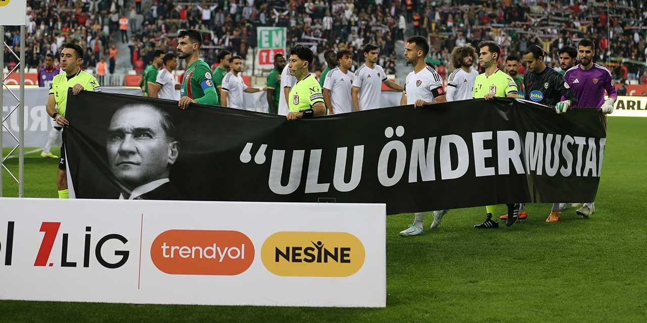 Amedspor maçında Atatürk pankartı