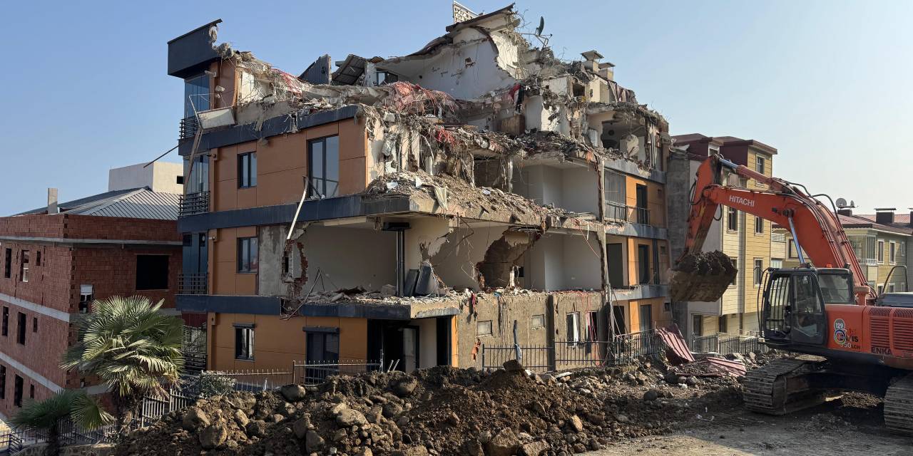 Ordu'da zemin kayması nedeniyle hasar gören bina yıkılıyor