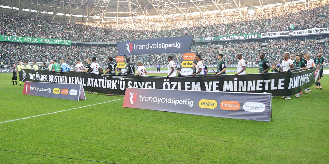 Kocaeli'de 10 Kasım unutulmadı: Stat 'Mustafa Kemal'in askerleriyiz' diye inledi