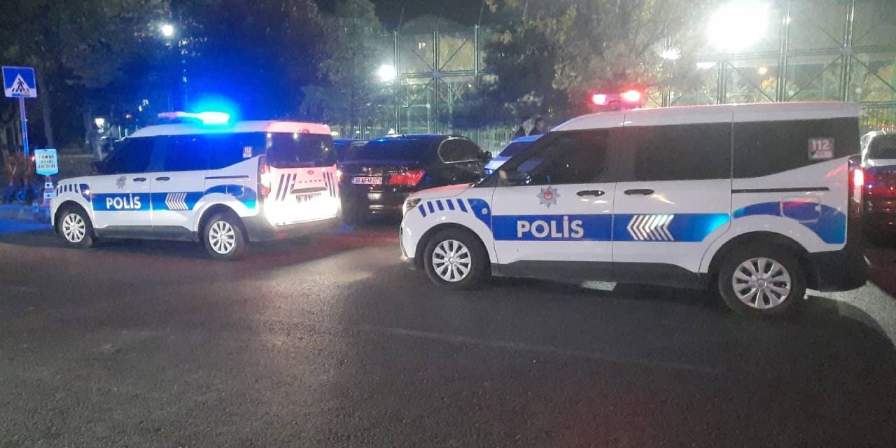 Parkta tartıştığı kişiyi sırtından bıçaklayıp kaçtı