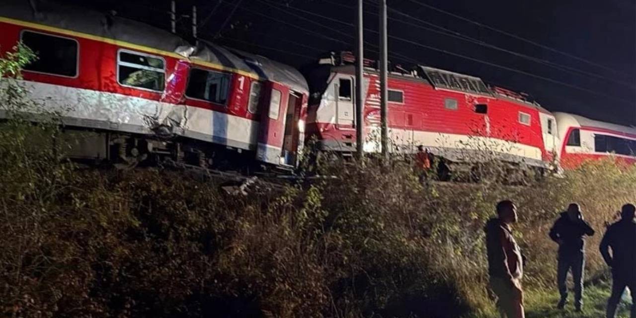 Slovakya’da iki yolcu treni birbirine girdi: 30 yaralı