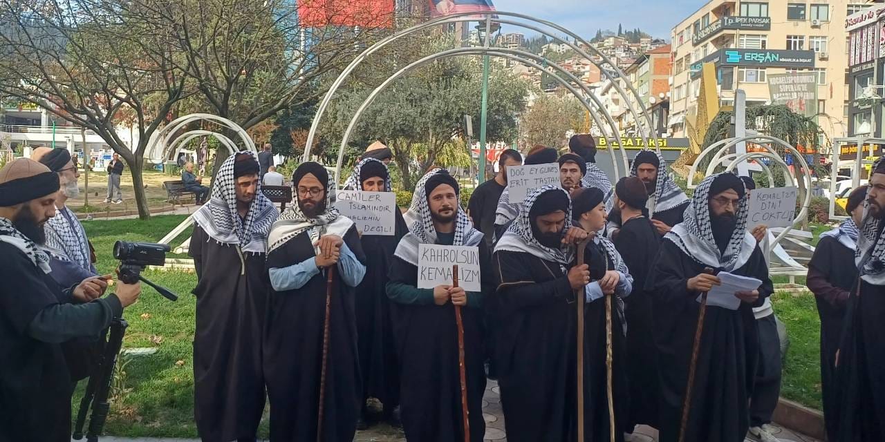 Atatürk karşıtı bildiri okuyan tarikata vatandaşlardan tokat gibi yanıt!