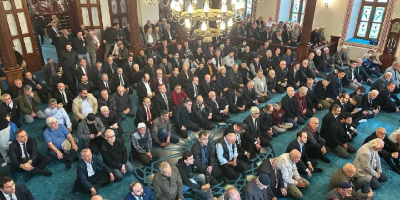 Rahatsız olanlara inat... Atatürk için okutulan mevlide yoğun katılım