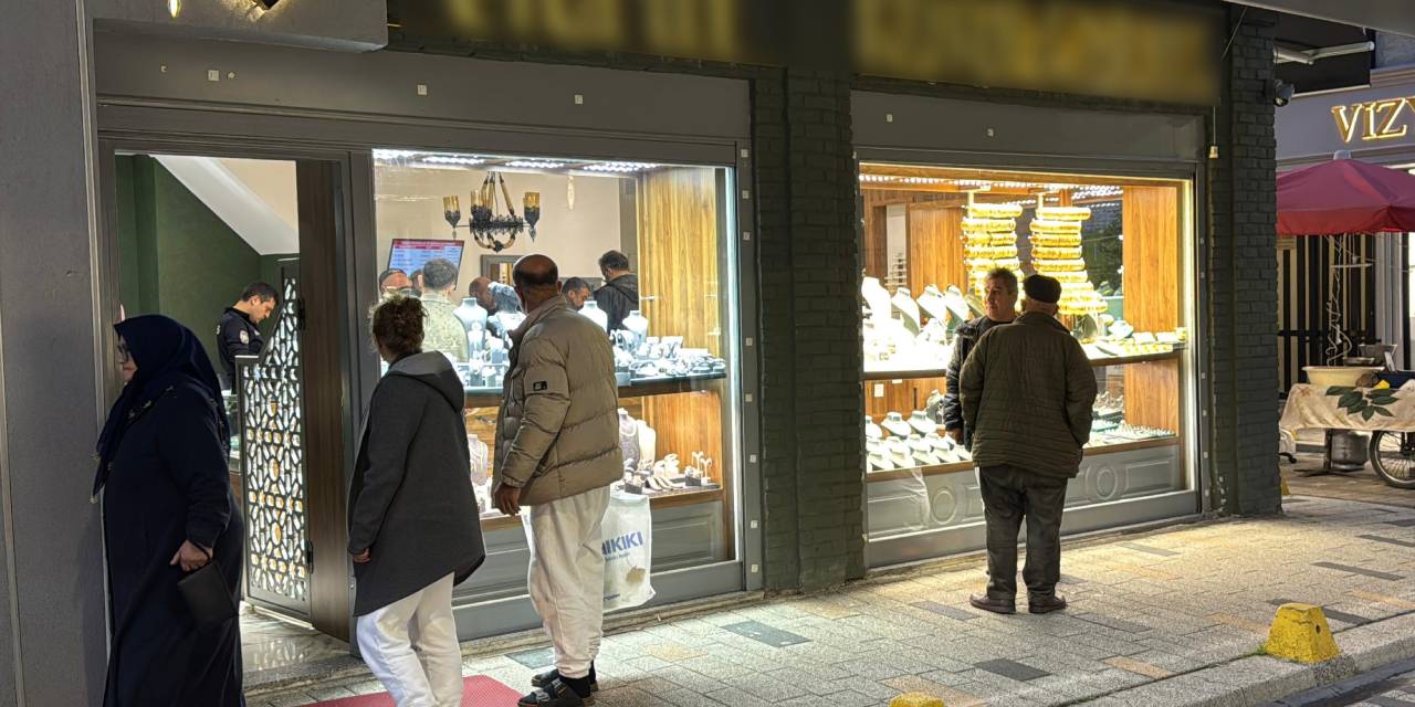 Kuyumcunun dalgınlığından faydalandı: 2 milyonluk altınla kaçtı