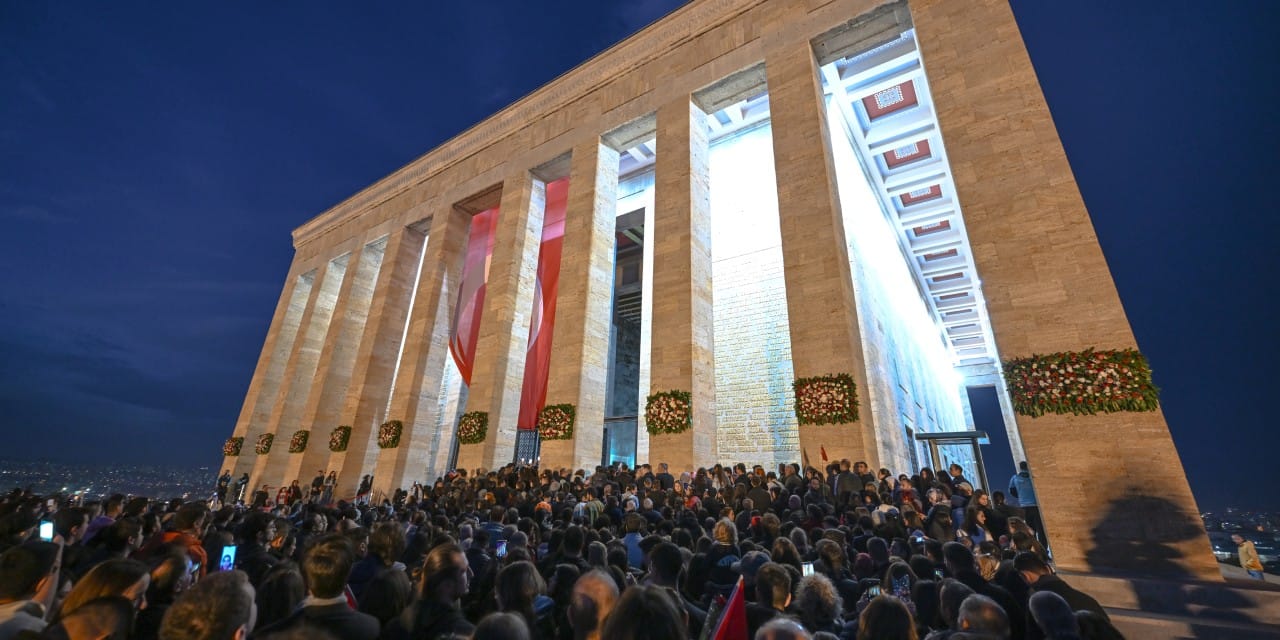 Yurttaşlar bir 10 Kasım'da daha Ata'sına koştu! Anıtkabir ziyaretçi akınına uğradı
