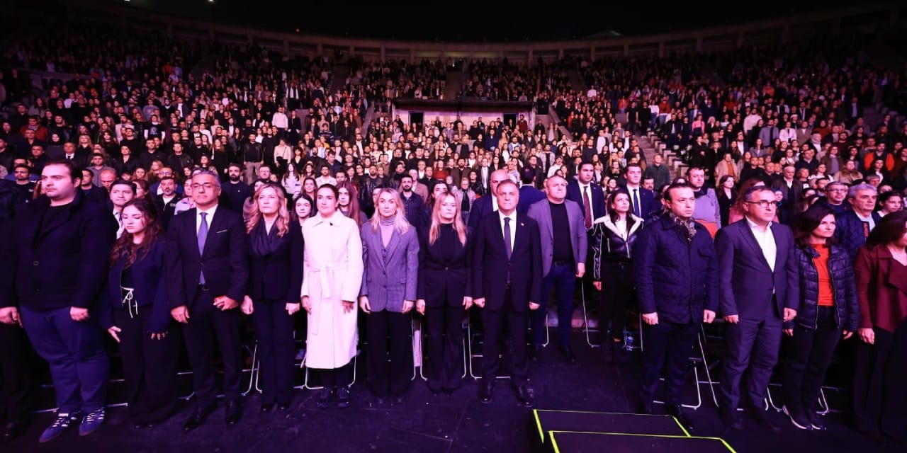 "Atatürk'e armağan şarkılar" konseri geliri İstanbul Vakfı'na bağışlandı
