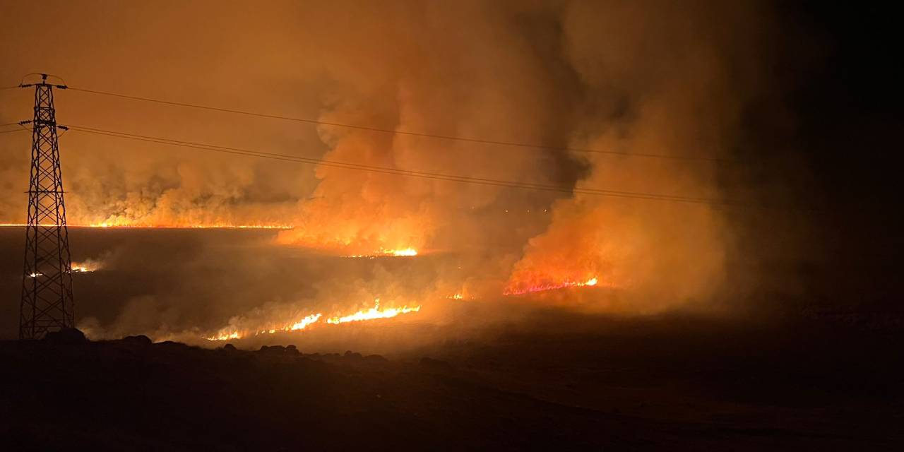 Nehil Sazlığı'nda yangın... Yerleşim yerlerine sıçrama riski var!