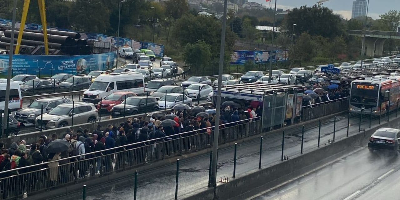 Metrobüs seferleri tamamen durdu