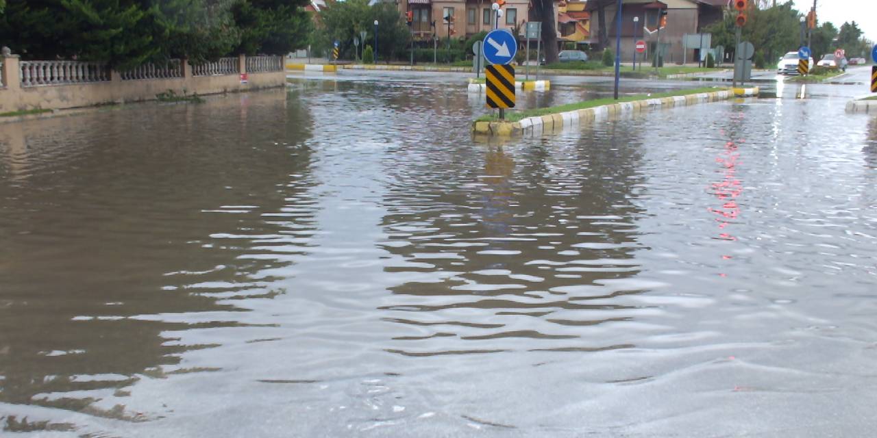 Balıkesir'de sel felaketi: Sokaklar göle döndü!