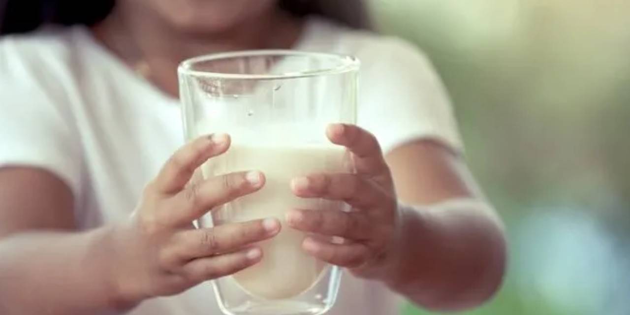 Adana'da yoksul engelli çocuklar için "Süt İçmek Her Çocuğun Hakkı" projesi başlatıldı