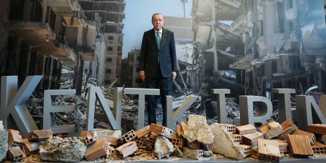 Erdoğan enkaz maketiyle poz verdi! CHP'li Murat Emir:  23 yılı daha iyi özetleyen bir fotoğraf olamaz