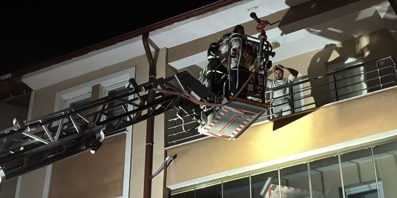 Kütahya'da yangın: 5 kişi balkonda mahsur kaldı