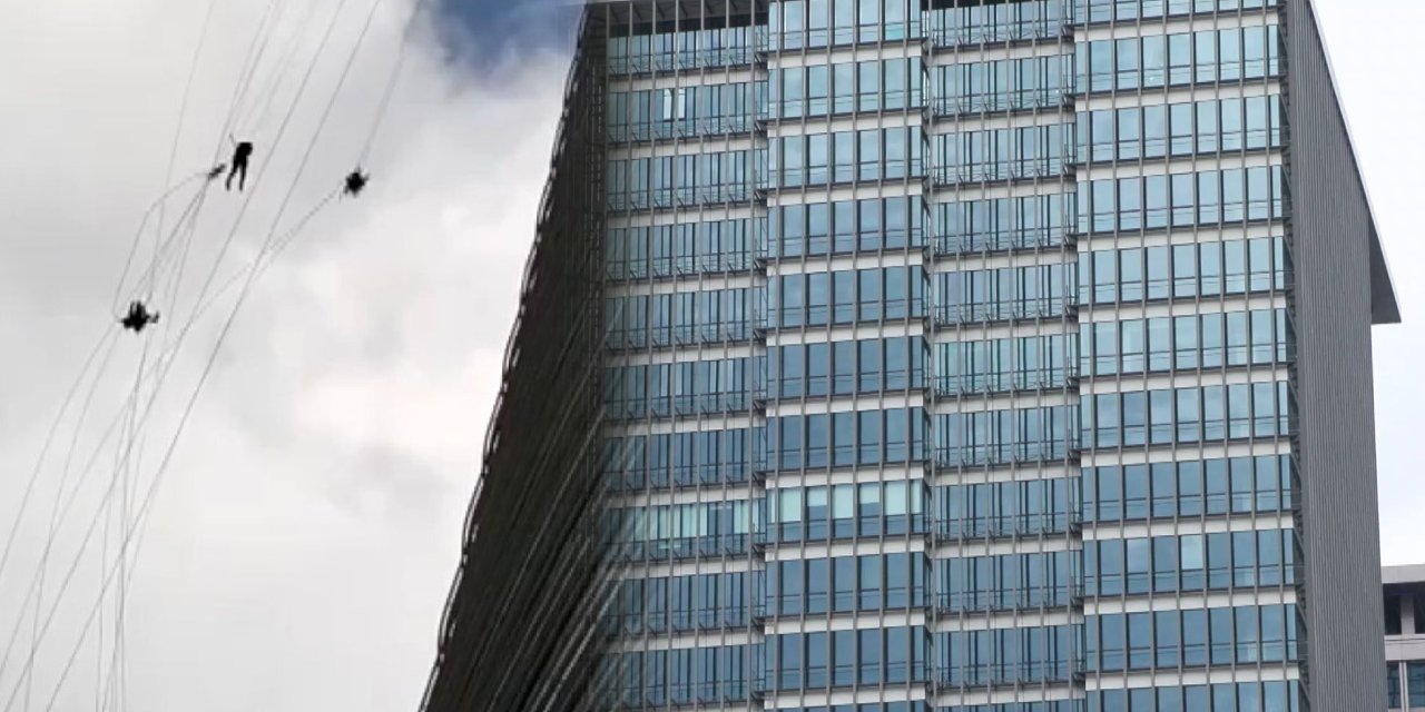 Gökdelen temizliği yapan işçiler havada asılı kaldı! İstanbul'da korku filmini aratmayan görüntüler