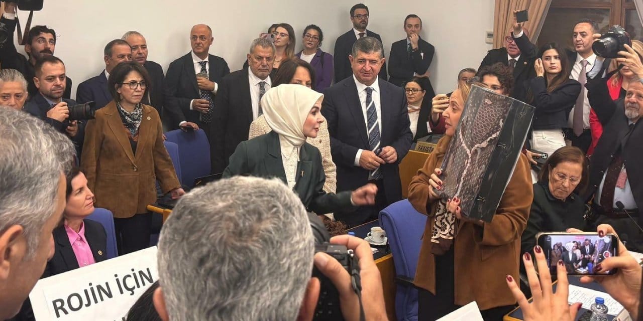 Meclis'te Bakan'a protesto! Bir tarafta Saliha'nın kanlı hırkası diğer yanda "Rojin'e adalet" çığlığı