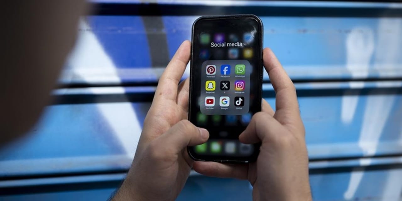 Macron: Çocukları sosyal medyadan korumalıyız