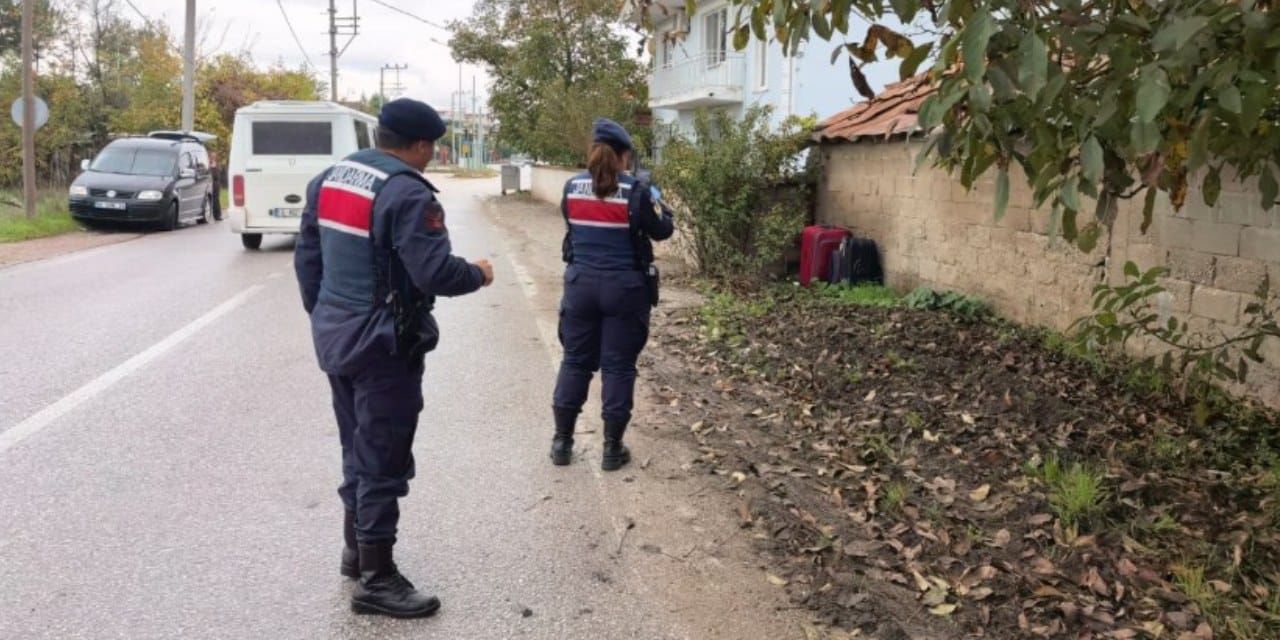 Yol kenarındaki valizler mahalleyi ayağa kaldırdı! Gerçek bambaşka çıktı
