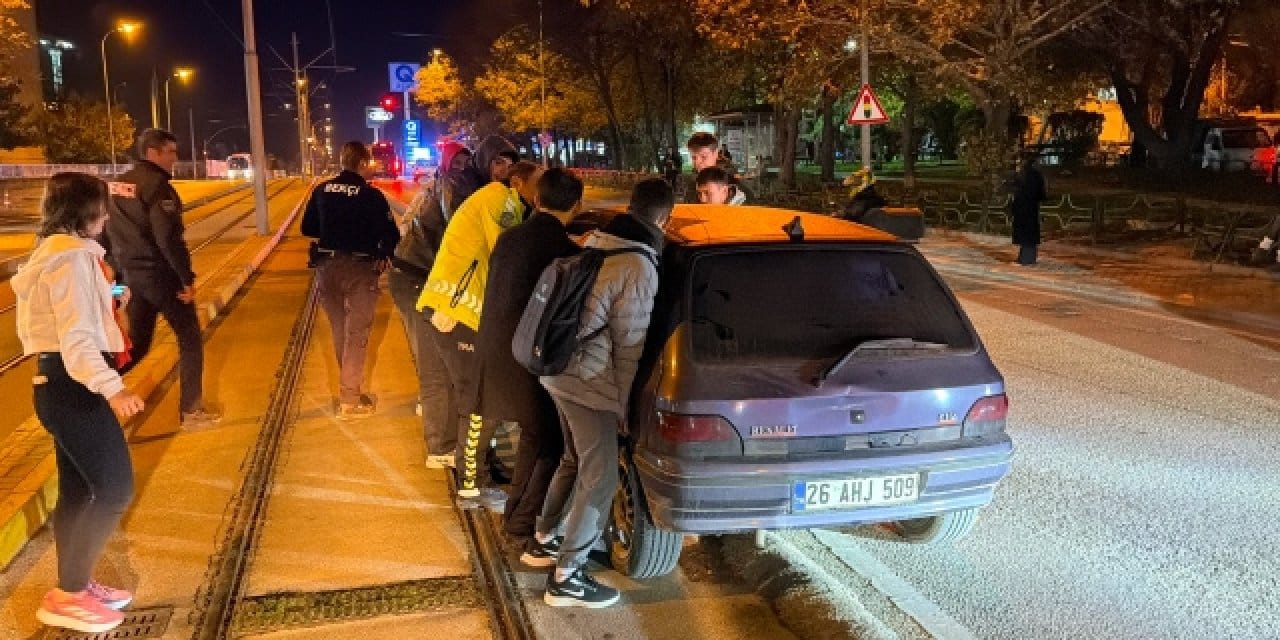 Tramvay yolunu kilitledi: Alkol testini de reddedince ehliyetini kaptırdı