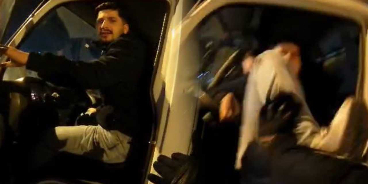 Şehir magandası trafiği birbirine kattı! “Canım sıkkın” diyerek motosikletliyi darbetti