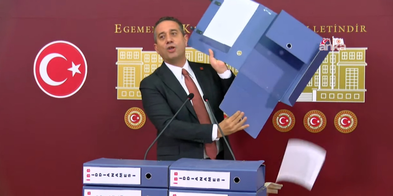 Ali Mahir Başarır 'İBB iddianamesinde delil yok' dedi 'İçi boş' klasörleri gösterip tek tek fırlattı