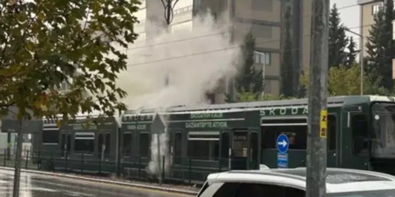 Seyir halindeki tramvaya yıldırım düştü