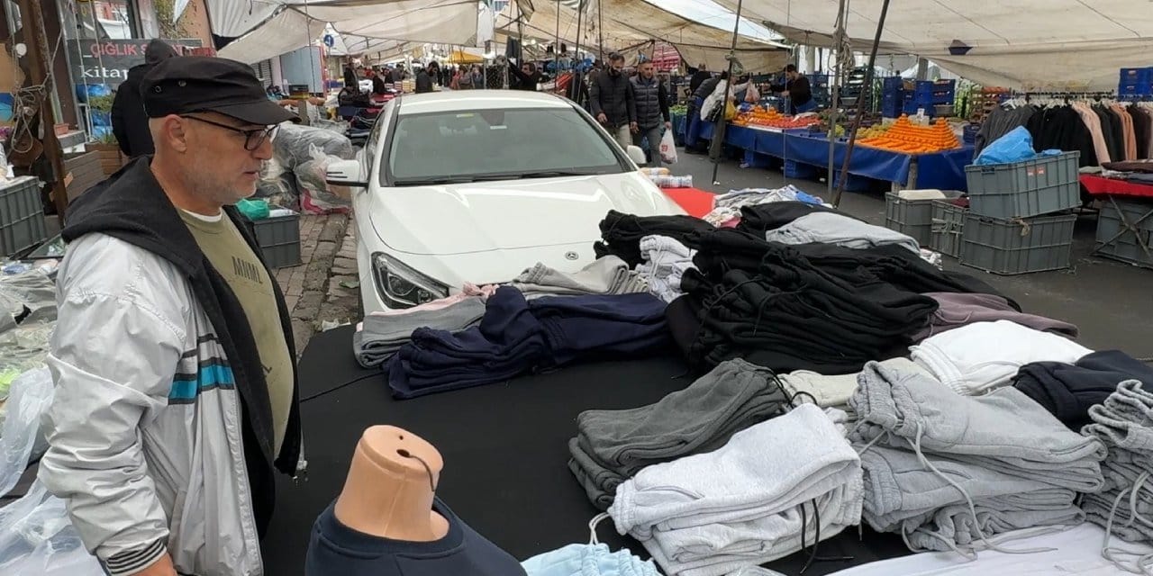 Pazarın ortasında park edilen otomobiller esnafı çileden çıkardı