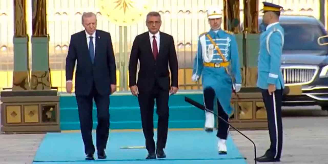 Erdoğan, Erhürman’ı resmi törenle karşıladı