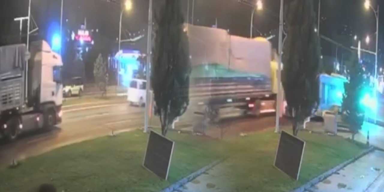 Zincirleme kazada 2 kişi can verdi! Dehşet anları kamerada