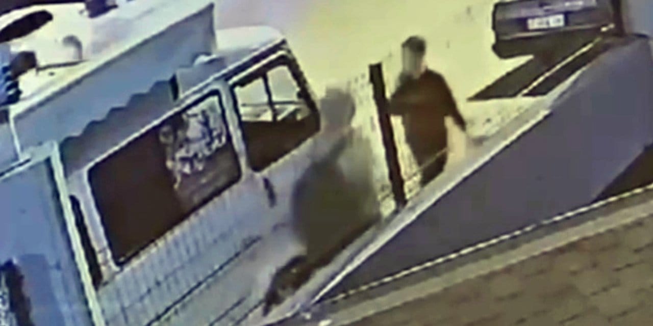 Kaldırımda yürüyen kadına vahşi saldırı