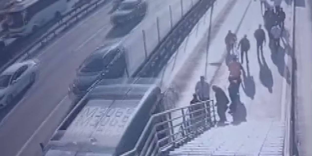 Metrobüs yolunda facia! Tekerlekli sandalyeli yolcu hayatını kaybetti