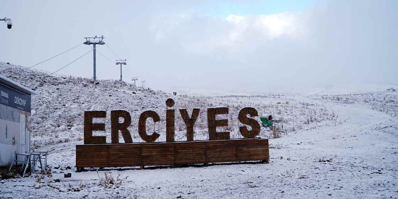 Erciyes Dağı'na kar yağdı