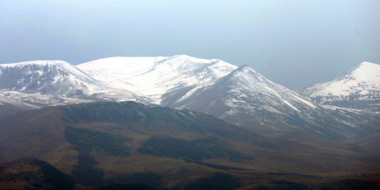 Ardahan'da yüksek kesimlere kar yağdı