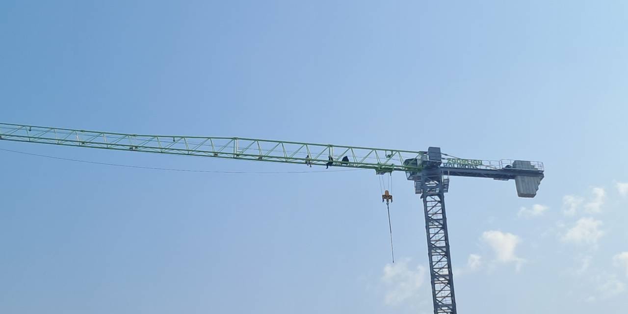 Hatay'da kule vince çıkarak eylem yapan işçiler anlaşma sonucu indirildi
