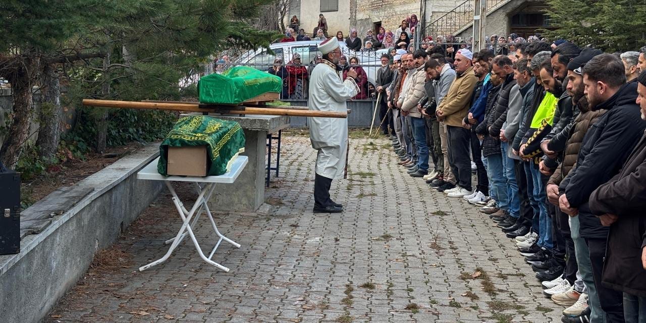 Polis eşi tarafından öldürülen kadın ve çocukları defnedildi