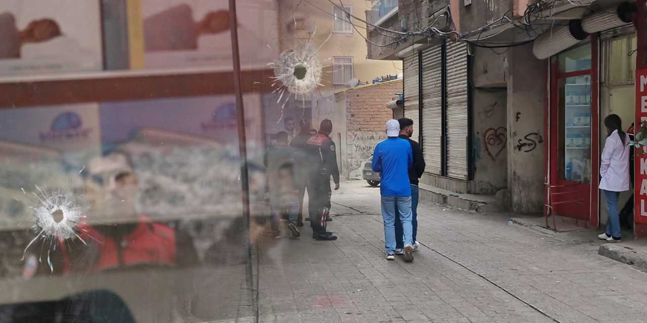 Diyarbakır'da dükkana güpegündüz kurşun yağdırdılar!