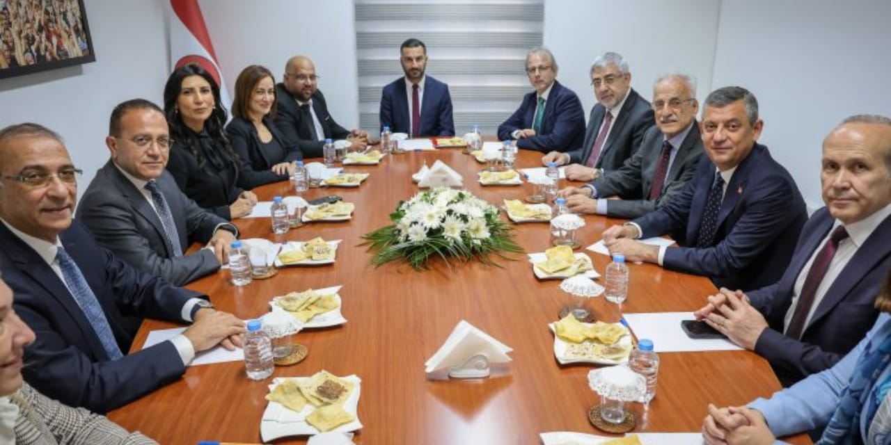 Özgür Özel'den kardeş parti CTP'ye ziyaret