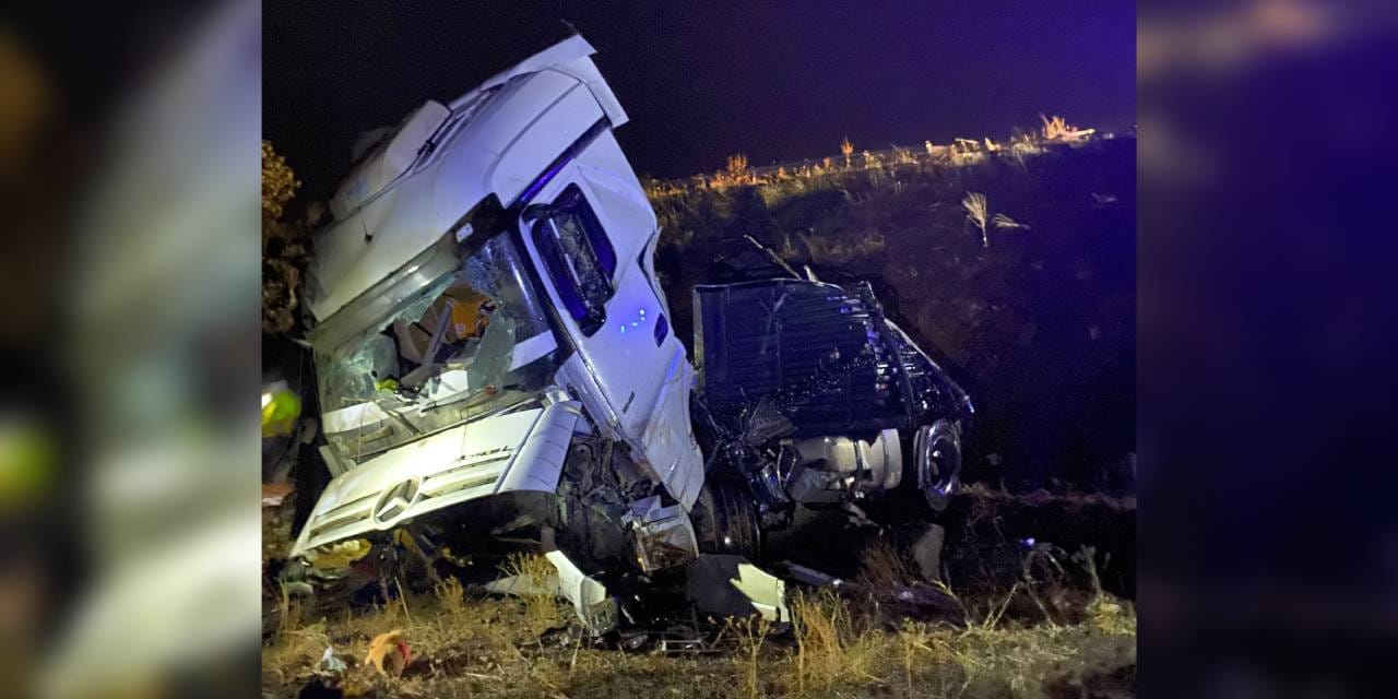 Şarampole devrilen TIR'ın sürücüsü öldü