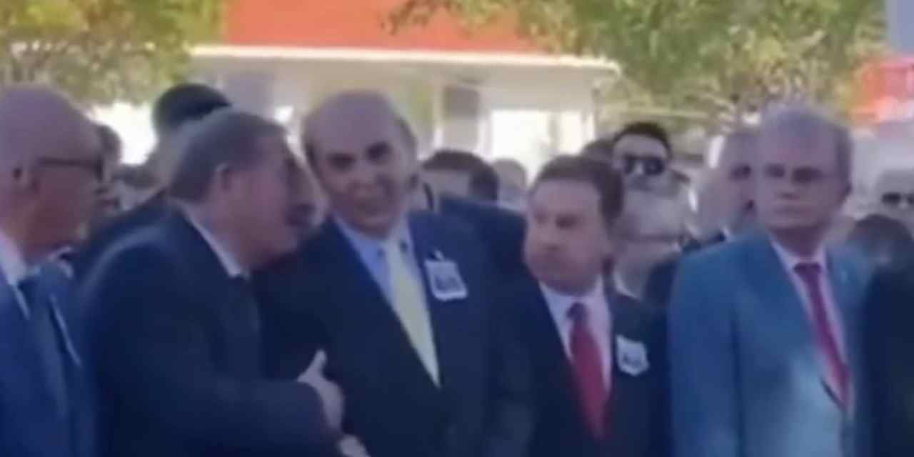 Şehidin cenazesinde tepki çeken görüntü: Ne gülüyorsunuz?