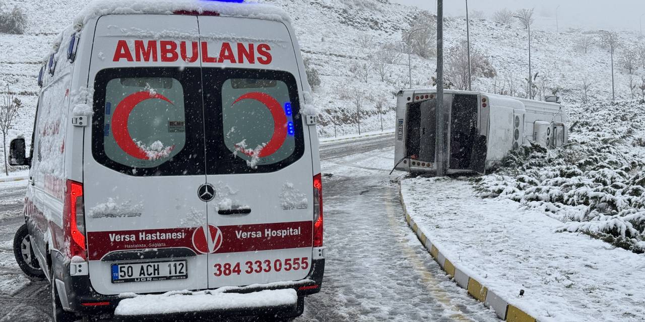 İşçileri taşıyan servis devrildi: Yaralılar var!