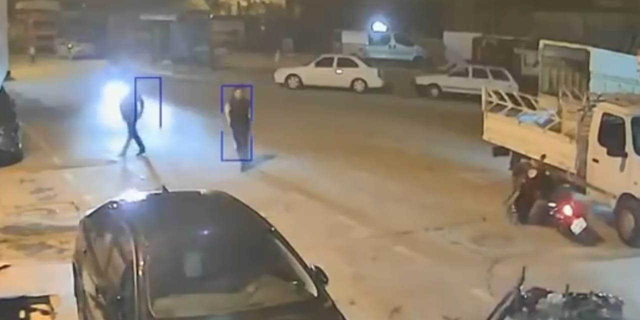 Motosikletten düşünce tabana kuvvet kaçtılar: İlginç anlar kamerada