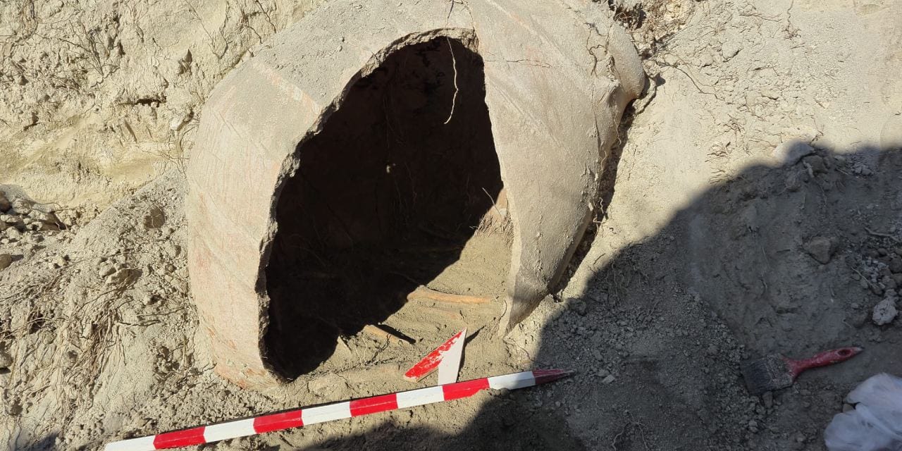 Görenler şoke oldu! Su borusu için açılan çukurdaki küplerde insan kemiği parçaları bulundu!
