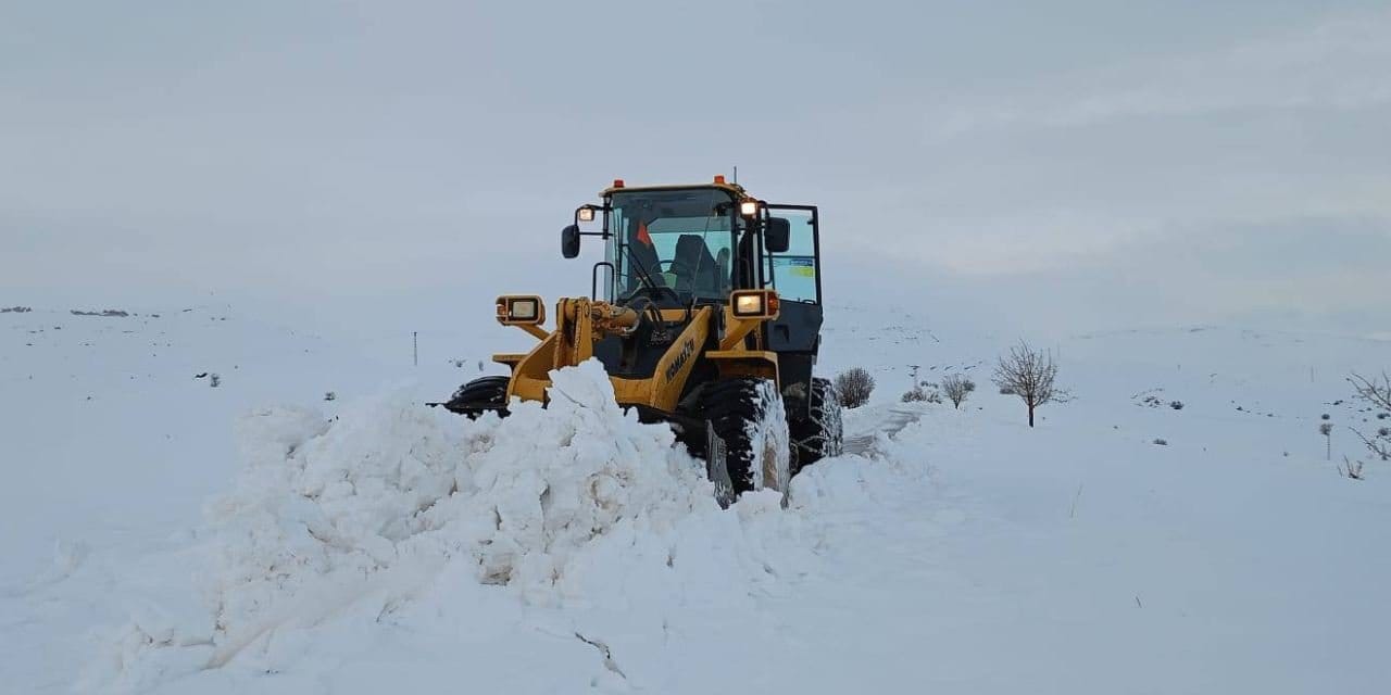 Sivas beyaza büründü 46 köyle bağlantı koptu