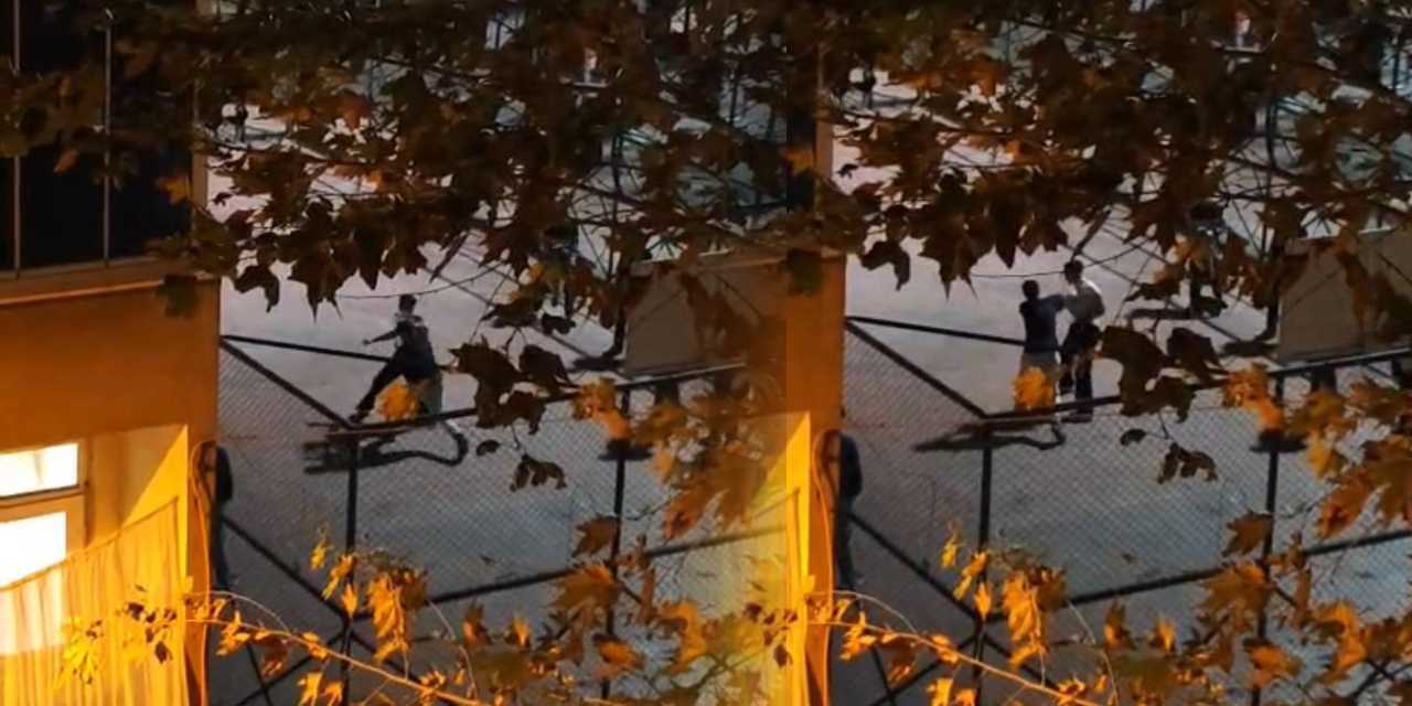 Arkadaşları yumruklarla birbirine girdi! Ayırmak yerine tezahürat yaptılar