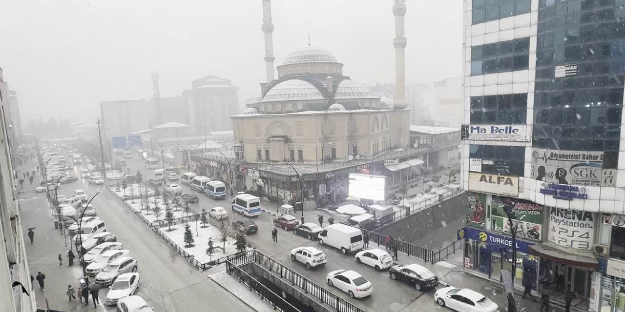 Yüksekova'ya mevsimin ilk karı yağdı
