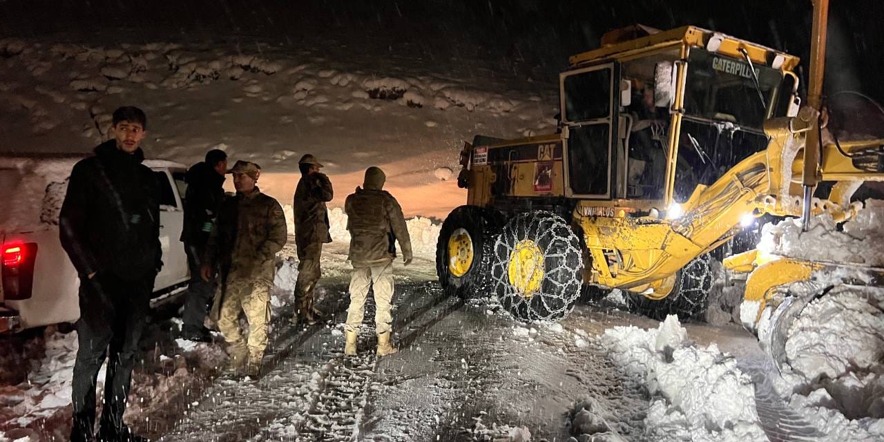 Hakkari'de 30 kişi kar ve tipi nedeniyle mahsur kaldı