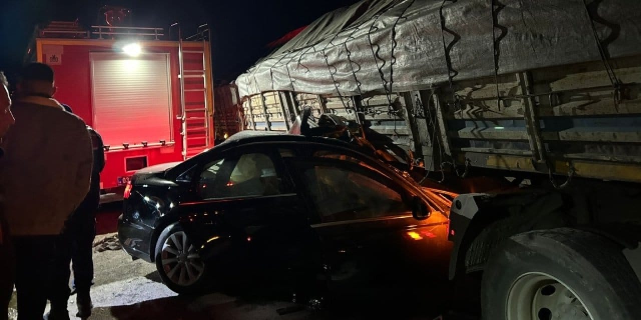 Afyonkarahisar’da feci kaza! Araç tırın altına sıkıştı: 12 yaşındaki çocuk hayatını kaybetti