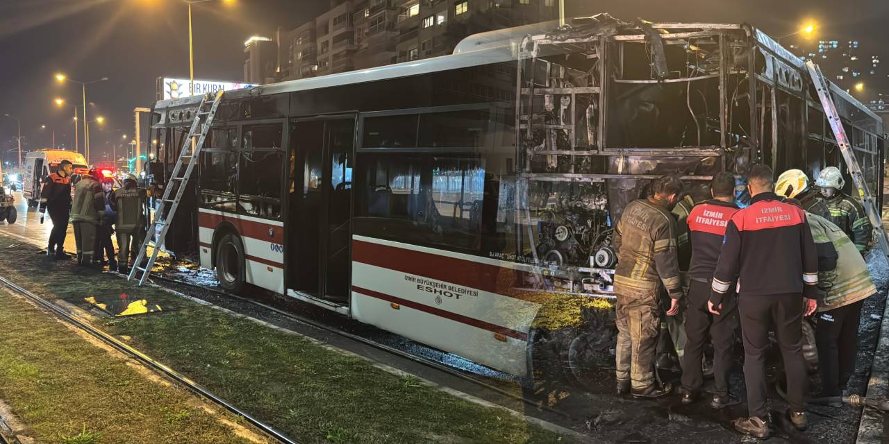 İzmir'de seyir halindeki belediye otobüsü yandı