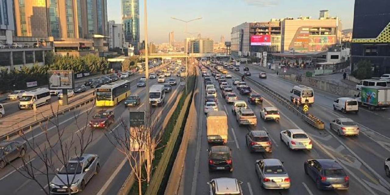 Ara tatil bitti, ders zili çaldı: İstanbul'da trafik kilitlendi, yoğunluk yüzde 80'i gördü