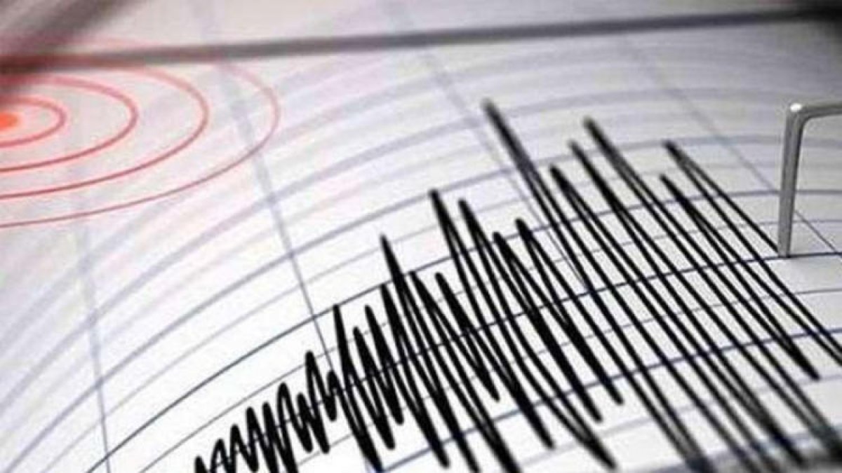 Büyük panik... İzmir 4.8'lik depremle sallandı!