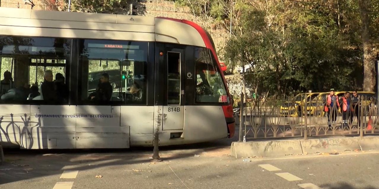 Motosiklet sürücüsüne tramvay çarptı: Sinir krizi geçirdi